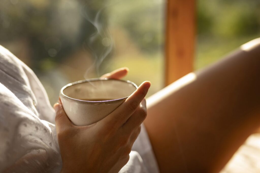 Thé Vert : 7 Bienfaits Prouvés et Comment le Consommer 1 Tasse de thé vert fumant, symbole des 7 bienfaits incroyables pour l'énergie et le métabolisme