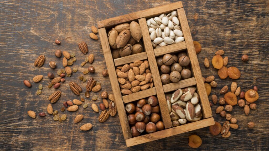 10 Superaliments Essentiels pour Booster Votre Santé au Naturel 5 Un mélange de différentes noix et graines