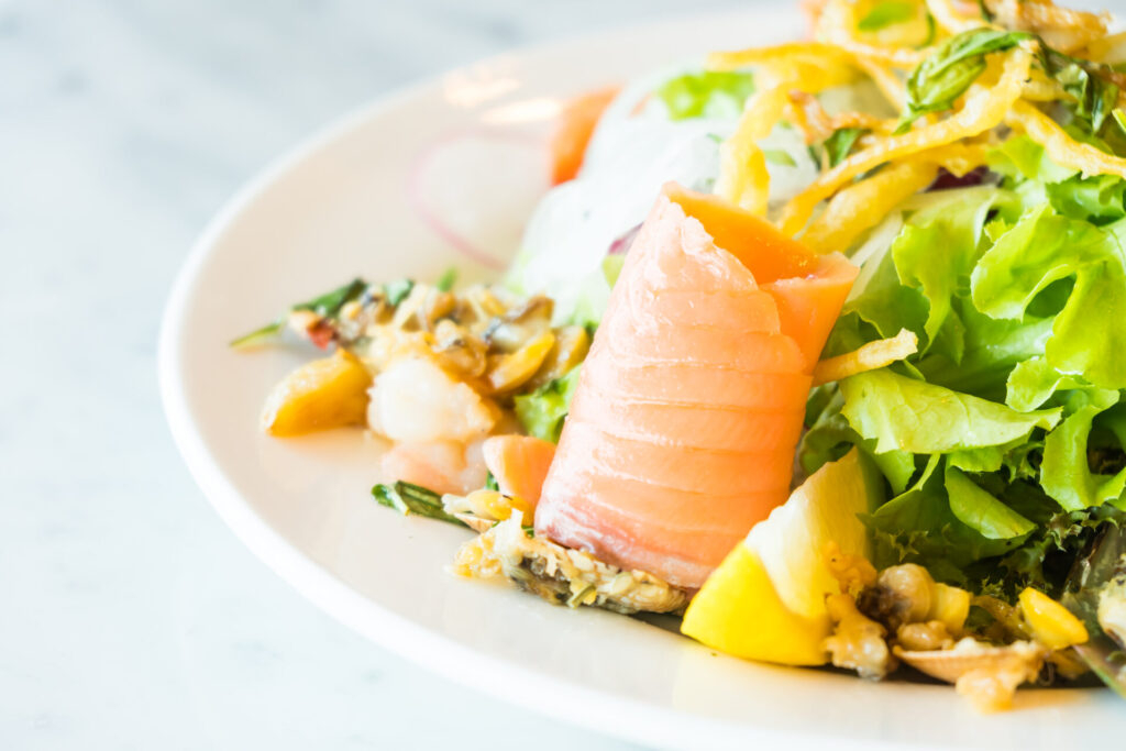 Un filet de saumon grillé ou une salade de sardines fraîches.